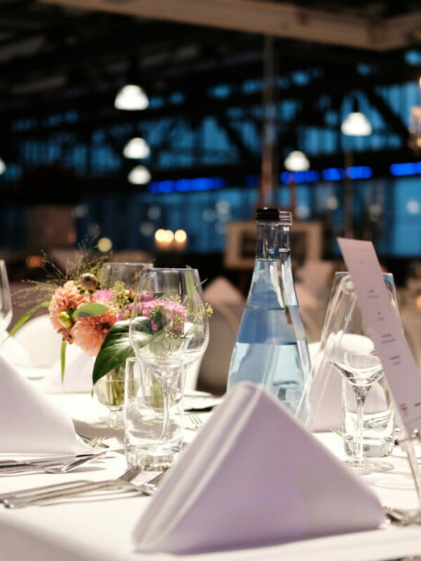 Gedeckter Tisch im Restaurant für eine Firmenfeier oder Veranst Gedeckter Tisch im Restaurant für eine Firmenfeier oder Veranst
